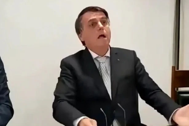 Jair Bolsonaro imita alguém sofrendo com falta de ar durante live (./Reprodução)