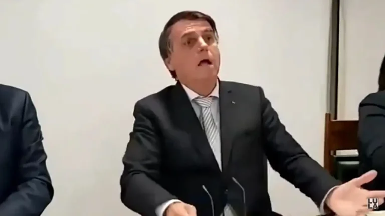 Jair Bolsonaro imita alguém sofrendo com falta de ar durante live (./Reprodução)