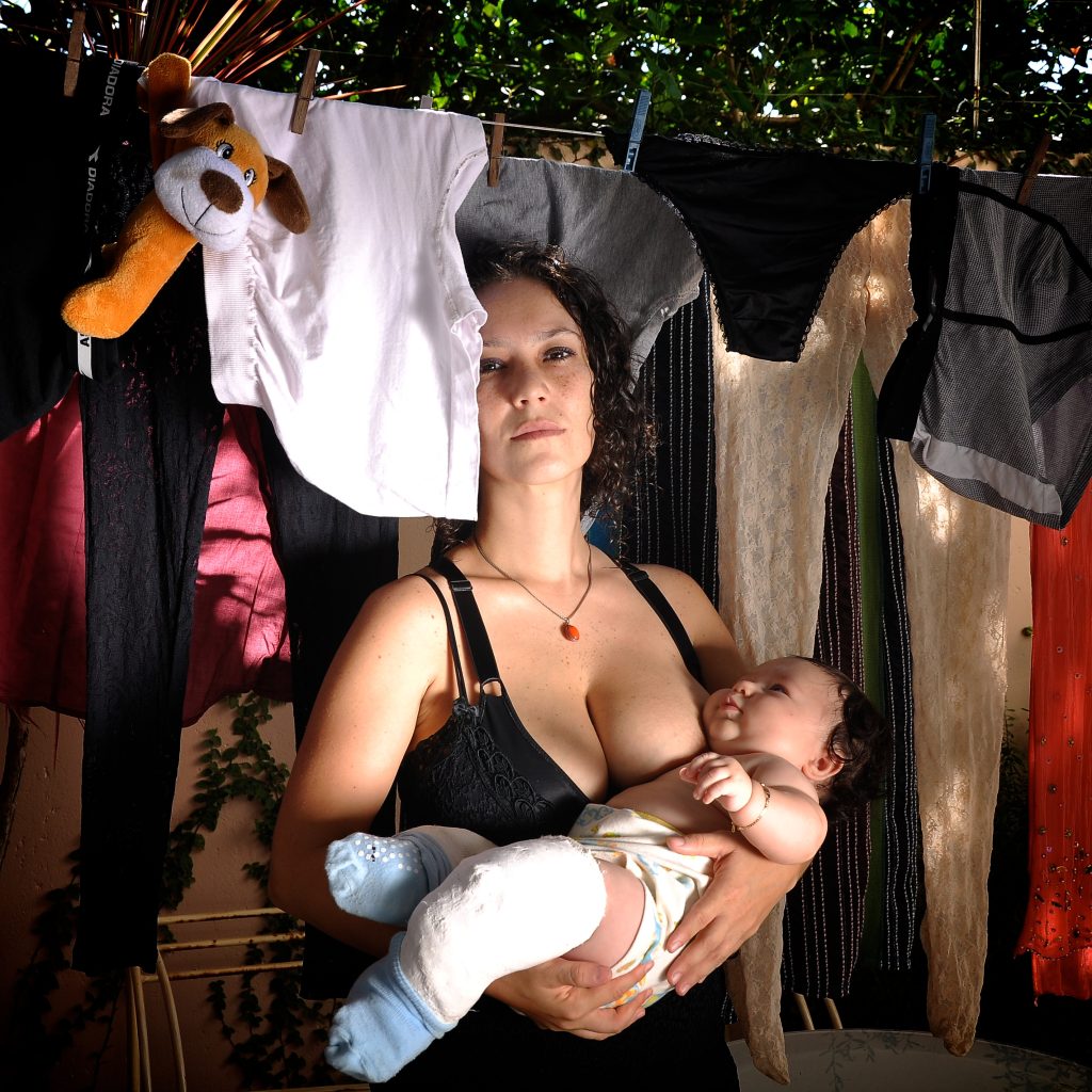 Projeto “Madonnas e Fridas” dá voz à maternidade real por meio da arte e da fotografia