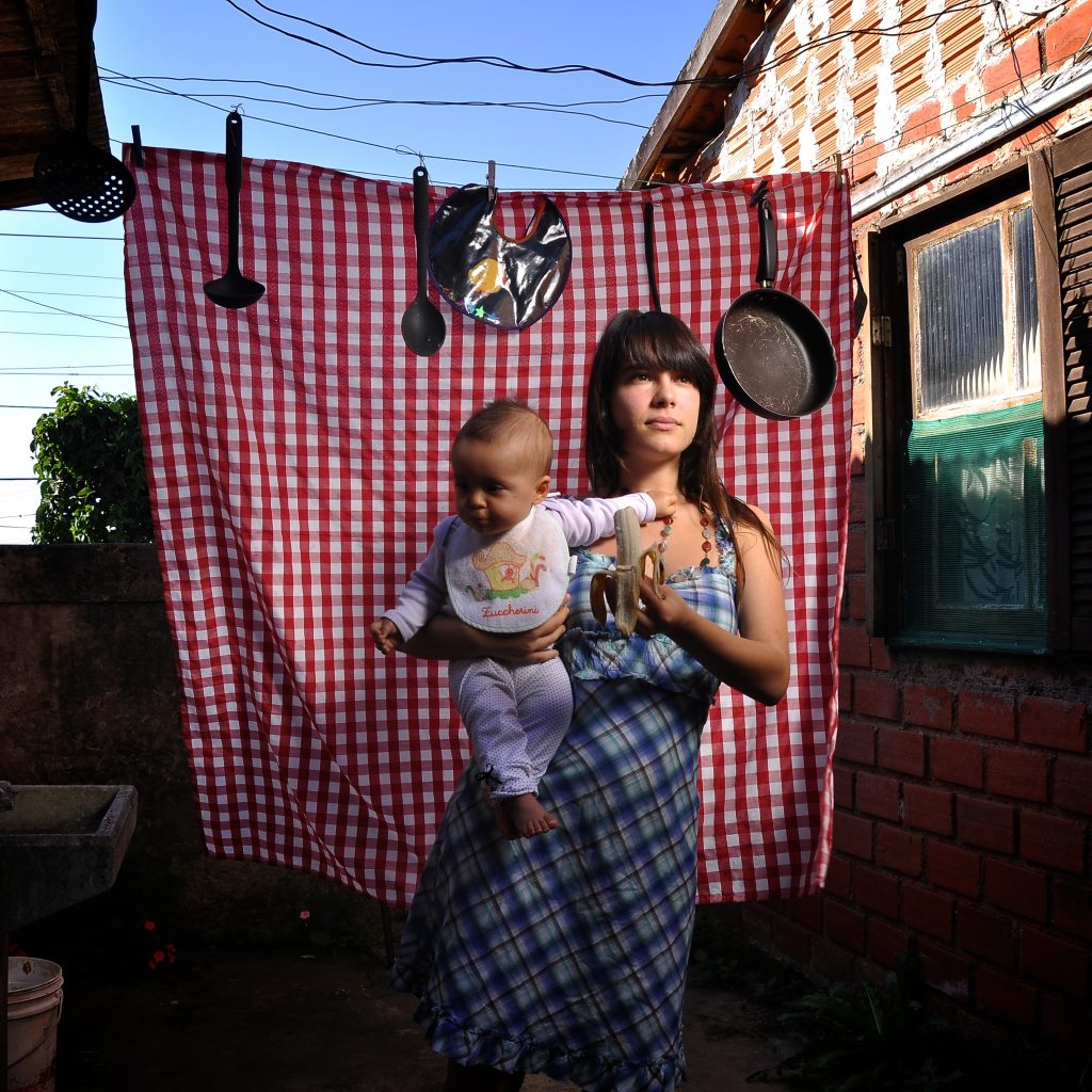 Projeto “Madonnas e Fridas” dá voz à maternidade real por meio da arte e da fotografia
