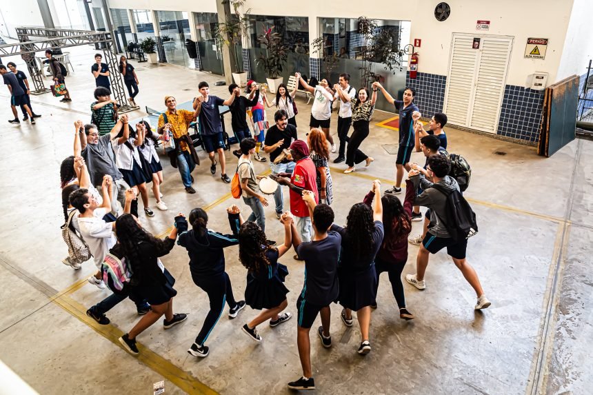 Arte pública ocupa escolas do Rio e de Niterói com oficinas culturais
