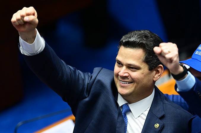 Davi Alcolumbre rejeita anistia e propõe projeto alternativo para atos golpistas de 8 de janeiro - Diário Carioca