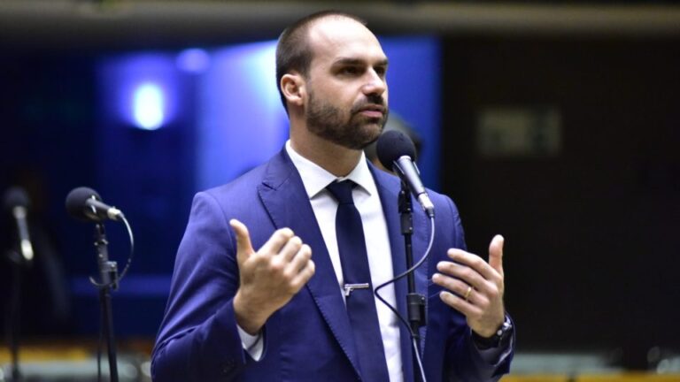 O traidor da Pátria Eduardo Bolsonaro - Foto: Zeca Ribeiro/Câmara dos Deputados
