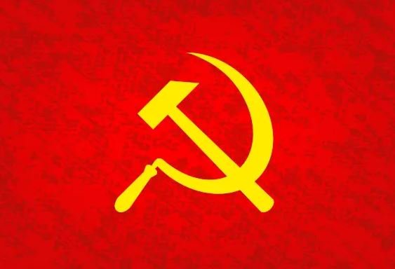 A CCJ da Alerj aprovou a constitucionalidade do projeto que proíbe a foice e o martelo no Rio. A proposta, de Anderson Moraes, divide parlamentares, provoca debate sobre liberdade política e reacende polêmica histórica entre comunismo, nazismo e fascismo.