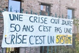 Mais de 200 pessoas foram presas em Paris e outras cidades durante protestos do movimento “Bloqueiem tudo”, que reage à queda do governo Bayrou e medidas de austeridade.