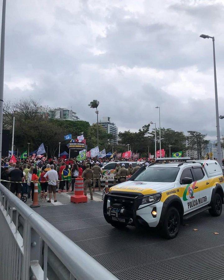 O governo de Santa Catarina fechou a Ponte Hercílio Luz durante protesto contra a PEC da Blindagem e o PL da Anistia, gerando críticas sobre tentativa de atrapalhar manifestação pacífica.