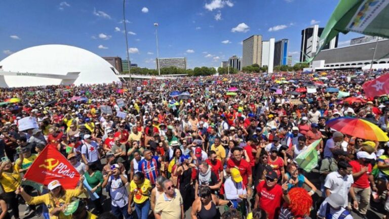 Milhares protestaram em Brasília contra a PEC da Blindagem e o PL da Anistia, unindo movimentos sociais, artistas e parlamentares em defesa da democracia e contra a impunidade.