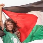 Greta Thunberg participa da Flotilha Global Sumud rumo a Gaza, homenageando Marielle Franco e levando suprimentos humanitários.