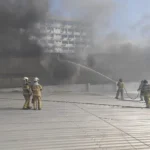 Incêndio em loja da Rede Amigão na Freguesia libera fumaça tóxica, ameaça moradores e impacta transporte; especialistas alertam para sequelas respiratórias.