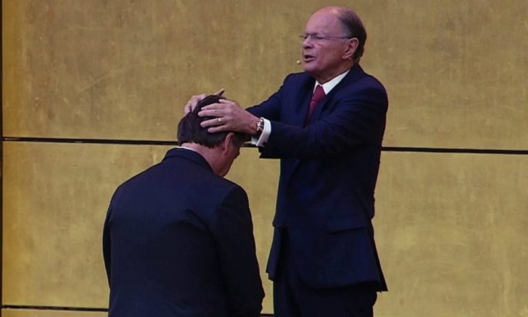Jair Bolsonaro se ajoelha para Edir Macedo - Foto: Reprodução Youtube - Diário Carioca