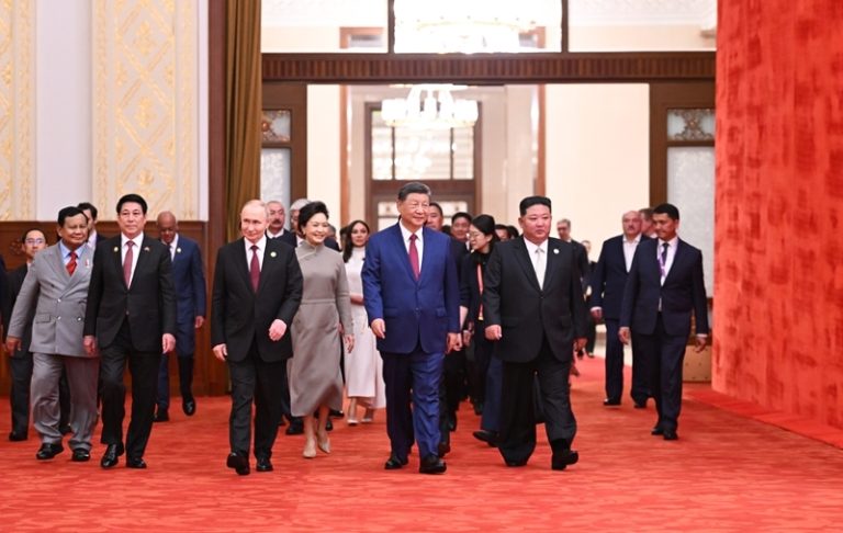 Presidentes Vladimir Putin e Xi Jinping discutiram sobre transplantes de órgãos e imortalidade em conversa captada por microfone em evento na China.