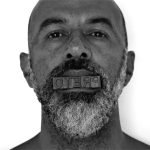 A exposição CORpo MANIFESTO, de Sérgio Adriano H, entra em sua última semana no Centro Cultural Banco do Brasil Rio de Janeiro (CCBB RJ). Com cerca de 500 visitantes diários desde a abertura, a mostra conta com mais de 100 obras, incluindo 33 inéditas, que percorrem linguagens como fotoperformance, escultura, pintura, instalação e vídeo. Em cartaz até 15 de setembro, a exposição celebra os 25 anos de carreira do artista visual negro, reconhecido por tensionar as narrativas históricas sobre negritude e identidade negra no Brasil. Sucesso de público e crítica, CORpo MANIFESTO reafirma o papel da arte como espaço de memória, resistência e transformação social. “Essa exposição é um sonho realizado. Ela já se tornou um marco na minha trajetória e abre caminhos para a internacionalização. A devolutiva do público tem sido emocionante, de agradecimentos a conversas profundas, mostrando o quanto essa experiência toca e transforma as pessoas”, conta Sergio Adriano H. Serviço: Exposição: CORpo MANIFESTO Artista: Sérgio Adriano H Visitação: até 15 de setembro de 2025 Classificação indicativa: Livre Entrada gratuita Local: R. Primeiro de Março, 66 - Centro, Rio de Janeiro - RJ Centro Cultural Banco do Brasil Rio de Janeiro Endereço: Rua Primeiro de Março, 66 – 2º andar - Centro - Rio de Janeiro – RJ Informações: (21) 3808.2020 | ccbbrio@bb.com.br Funcionamento: De quarta a segunda, das 9h às 20h. Fechado às terças-feiras. Para seguir o CCBB RJ nas redes sociais: instagram.com/ccbbrj | facebook.com/ccbb.rj | x.com/ccbb_rj | tiktok.com/@ccbbcultura Sobre Sérgio Adriano H É artista visual afro-diaspórico, performer, fotógrafo, pesquisador, formado em artes visuais e mestre em filosofia. Vive e produz entre sua cidade natal, Joinville/SC, Florianópolis/SC e São Paulo/SP. Contabiliza mais de 220 exposições nacionais e internacionais, com destaque para as individuais: "desCOLONIZAR CORpos", Institut national d’histoire de l’art, Paris, 2023; "desCOLONIZAR CORpos", Caixa Cultural, Brasília, 2023; Exposições Coletivas: dos Brasis (2024/2025), coletiva itinerante Sesc Nacional; 13ª e 14ª Bienal Internacional de Curitiba (2017/19); 8ª Bienal Argentina (2018); Encruzilhada, Museu de Arte Moderna da Bahia (2022); Visão do Paraíso, Centro Cultural Brasil-Moçambique, Maputo/Moçambique (2022). Possui mais de 40 premiações, destaque: Medalha Cruz e Sousa, maior honraria em artes concedida pelo Estado de Santa Catarina (2022); Prêmio FAMA – Fábrica de Artes Marcos Amaro. Em 2024 foi indicado entre os 3 artistas finalistas da Associação Brasileira de Críticos de Arte – ABCA, o “Prêmio Mario Pedrosa”, proposto ao artista destaque nacional do ano de 2023. Possui obras em 20 acervos públicos, dentre os quais: Museu de Arte Contemporânea – MAC USP; Museu de Arte Moderna de São Paulo – MAM, Museu de Arte do Rio – MAR; Museu de Arte Moderna da Bahia – MAM.