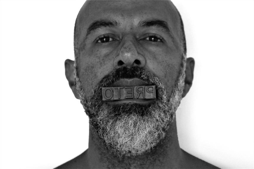 A exposição CORpo MANIFESTO, de Sérgio Adriano H, entra em sua última semana no Centro Cultural Banco do Brasil Rio de Janeiro (CCBB RJ). Com cerca de 500 visitantes diários desde a abertura, a mostra conta com mais de 100 obras, incluindo 33 inéditas, que percorrem linguagens como fotoperformance, escultura, pintura, instalação e vídeo. Em cartaz até 15 de setembro, a exposição celebra os 25 anos de carreira do artista visual negro, reconhecido por tensionar as narrativas históricas sobre negritude e identidade negra no Brasil. Sucesso de público e crítica, CORpo MANIFESTO reafirma o papel da arte como espaço de memória, resistência e transformação social. “Essa exposição é um sonho realizado. Ela já se tornou um marco na minha trajetória e abre caminhos para a internacionalização. A devolutiva do público tem sido emocionante, de agradecimentos a conversas profundas, mostrando o quanto essa experiência toca e transforma as pessoas”, conta Sergio Adriano H. Serviço: Exposição: CORpo MANIFESTO Artista: Sérgio Adriano H Visitação: até 15 de setembro de 2025 Classificação indicativa: Livre Entrada gratuita Local: R. Primeiro de Março, 66 - Centro, Rio de Janeiro - RJ Centro Cultural Banco do Brasil Rio de Janeiro Endereço: Rua Primeiro de Março, 66 – 2º andar - Centro - Rio de Janeiro – RJ Informações: (21) 3808.2020 | ccbbrio@bb.com.br Funcionamento: De quarta a segunda, das 9h às 20h. Fechado às terças-feiras. Para seguir o CCBB RJ nas redes sociais: instagram.com/ccbbrj | facebook.com/ccbb.rj | x.com/ccbb_rj | tiktok.com/@ccbbcultura Sobre Sérgio Adriano H É artista visual afro-diaspórico, performer, fotógrafo, pesquisador, formado em artes visuais e mestre em filosofia. Vive e produz entre sua cidade natal, Joinville/SC, Florianópolis/SC e São Paulo/SP. Contabiliza mais de 220 exposições nacionais e internacionais, com destaque para as individuais: "desCOLONIZAR CORpos", Institut national d’histoire de l’art, Paris, 2023; "desCOLONIZAR CORpos", Caixa Cultural, Brasília, 2023; Exposições Coletivas: dos Brasis (2024/2025), coletiva itinerante Sesc Nacional; 13ª e 14ª Bienal Internacional de Curitiba (2017/19); 8ª Bienal Argentina (2018); Encruzilhada, Museu de Arte Moderna da Bahia (2022); Visão do Paraíso, Centro Cultural Brasil-Moçambique, Maputo/Moçambique (2022). Possui mais de 40 premiações, destaque: Medalha Cruz e Sousa, maior honraria em artes concedida pelo Estado de Santa Catarina (2022); Prêmio FAMA – Fábrica de Artes Marcos Amaro. Em 2024 foi indicado entre os 3 artistas finalistas da Associação Brasileira de Críticos de Arte – ABCA, o “Prêmio Mario Pedrosa”, proposto ao artista destaque nacional do ano de 2023. Possui obras em 20 acervos públicos, dentre os quais: Museu de Arte Contemporânea – MAC USP; Museu de Arte Moderna de São Paulo – MAM, Museu de Arte do Rio – MAR; Museu de Arte Moderna da Bahia – MAM.