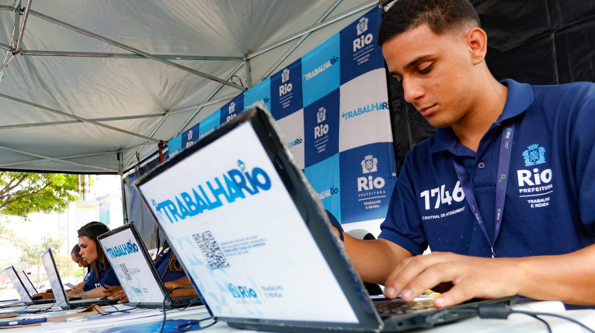 O Trabalha Rio, serviço de cadastramento de currículo e encaminhamento para entrevistas de emprego, vai a quatro bairros esta semana - Roberto Moreyra / SMTE