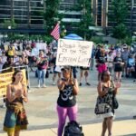 Diretor do FBI promete investigar suposta carta atribuída a Trump, encontrada em acervo de Jeffrey Epstein e divulgada no Congresso americano.