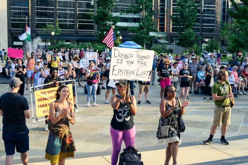 Diretor do FBI promete investigar suposta carta atribuída a Trump, encontrada em acervo de Jeffrey Epstein e divulgada no Congresso americano.