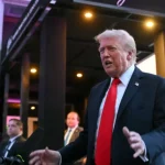 Trump é vaiado em Washington DC por manifestantes que o comparam a Hitler, enquanto promove política de “lei e ordem” na capital dos EUA.