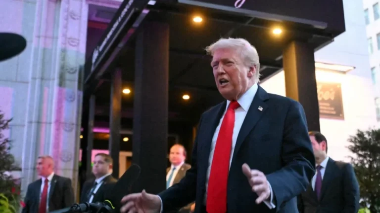 Trump é vaiado em Washington DC por manifestantes que o comparam a Hitler, enquanto promove política de “lei e ordem” na capital dos EUA.