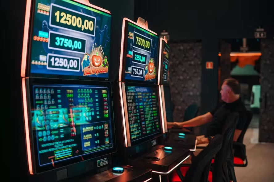 Empresa ligada a familiares de bicheiros recebeu aval da Loterj para operar apostas no Rio. Prefeitura resiste, e projeto prevê 9 mil máquinas em 28 municípios.