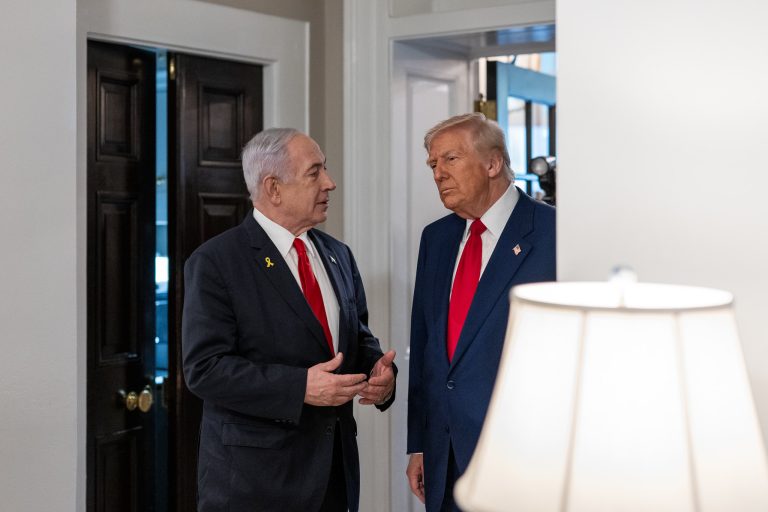 O criminoso genocida Benjamin Netanyahu e seu parceiro, o déspota Donald Trump - Foto: Joyce N. Boghosian