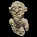 Peça de jogo viking feita em marfim de morsa, representando o rei com penteado e barba detalhados. Museu Nacional da Dinamarca. - Diário Carioca