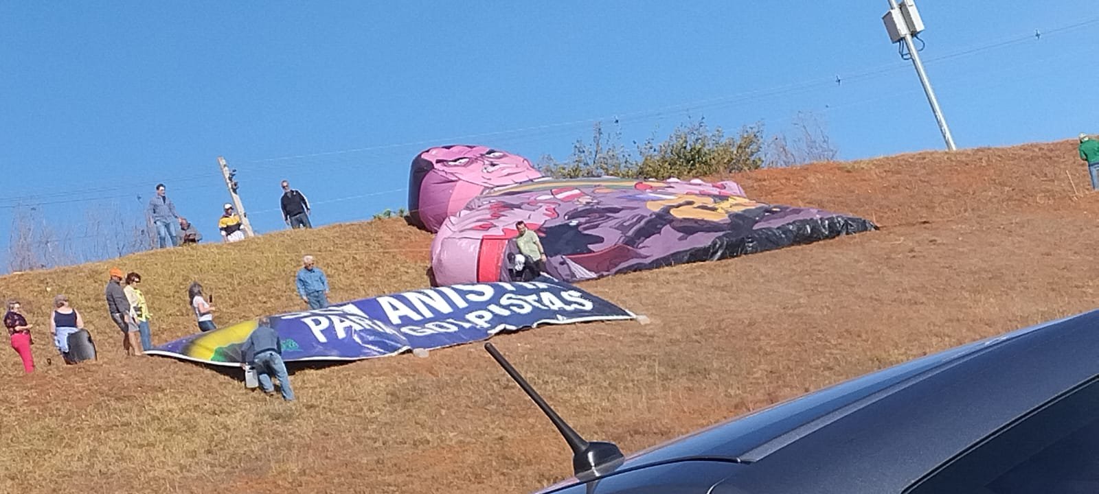 Grupo protesta contra Bolsonaro e pede “Sem anistia”