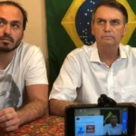 O vereador Carlos Bolsonaro (PL-RJ) e o ex-presidente Jair Bolsonaro (PL) – Reprodução