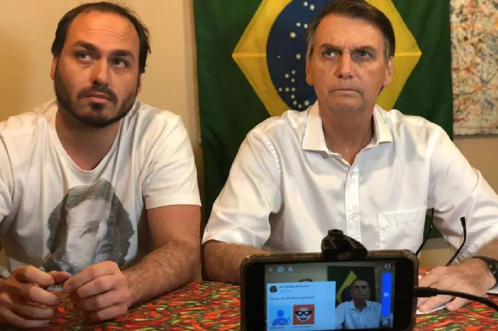 O vereador Carlos Bolsonaro (PL-RJ) e o ex-presidente Jair Bolsonaro (PL) – Reprodução