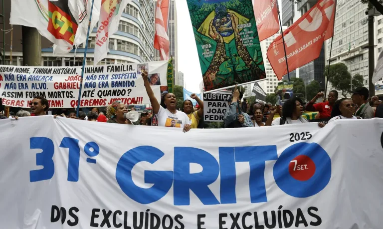 Movimentos sociais ocuparam o centro do Rio no Grito dos Excluídos com pautas trabalhistas e críticas à violência do Estado, enquanto bolsonaristas em Copacabana pediram anistia e exaltaram Trump.