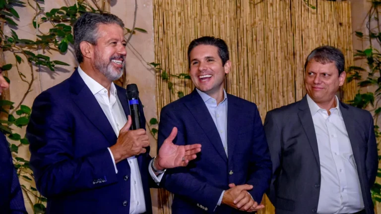 Hugo Motta e Tarcísio de Freitas durante articulação no Congresso sobre a anistia de Jair Bolsonaro