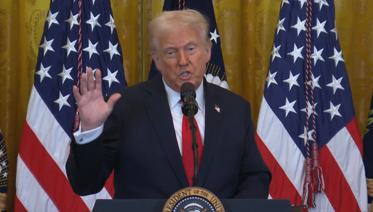 Trump anuncia intenção de designar Antifa como organização terrorista e investigar financiamento do grupo, após assassinato de Charlie Kirk nos Estados Unidos.