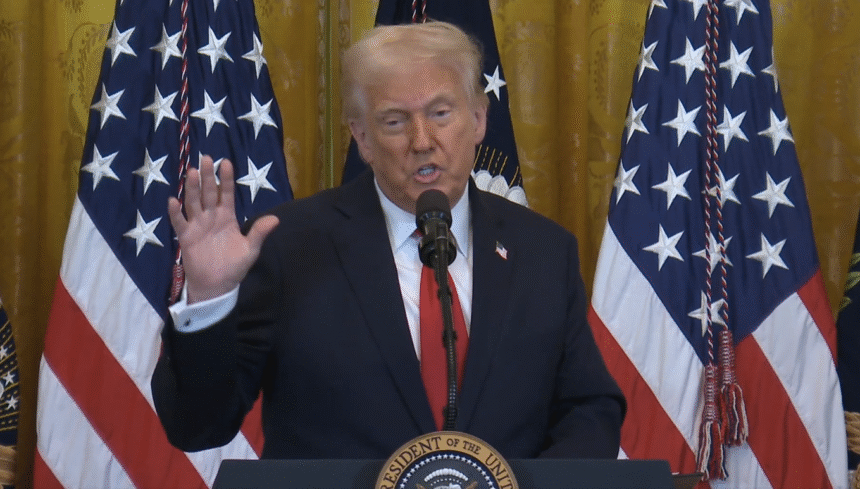 Trump anuncia intenção de designar Antifa como organização terrorista e investigar financiamento do grupo, após assassinato de Charlie Kirk nos Estados Unidos.