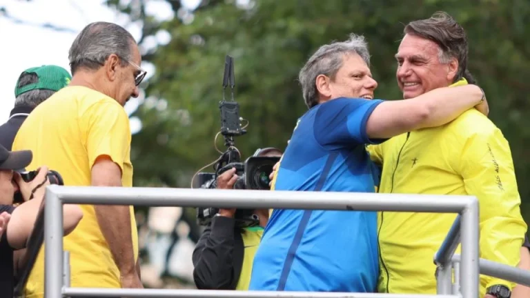 Tarcísio tenta abraçar Bolsonaro em ato promovido por Malafaia na avenida Paulista. Créditos: Divulgação / Silas Malafaia