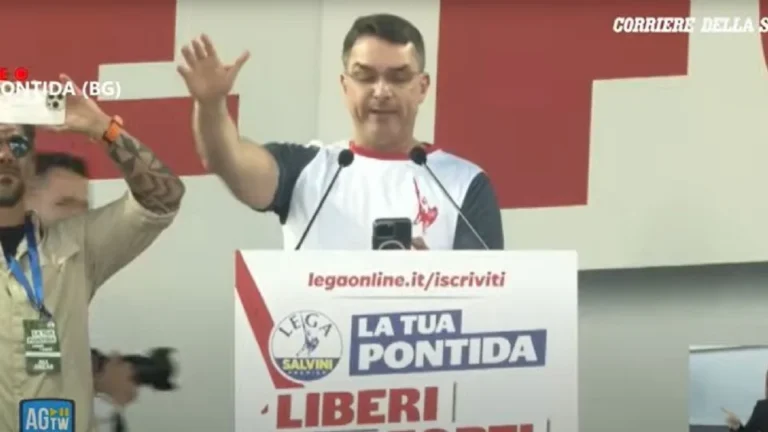 Flávio Bolsonaro em ato da ultradireita na Itália. Créditos: Reprodução / Youtube