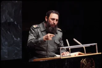 Fidel Castro discursando na Organização das Nações Unidas, Nova Iorque. (Foto: Bernard Gotfryd / Domínio Público)