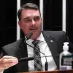 Flávio Bolsonaro anuncia pedido de suspensão do julgamento de Jair Bolsonaro no STF