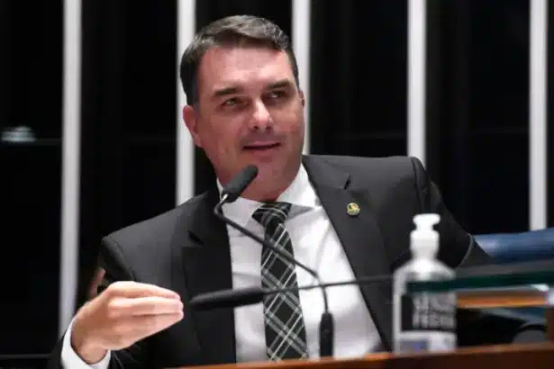 Flávio Bolsonaro anuncia pedido de suspensão do julgamento de Jair Bolsonaro no STF