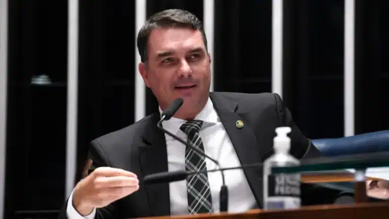 Flávio Bolsonaro anuncia pedido de suspensão do julgamento de Jair Bolsonaro no STF