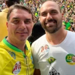 Flávio e Eduardo Bolsonaro durante ato de campanha do pai em 2022. Foto: Instagram/Flávio Bolsonaro