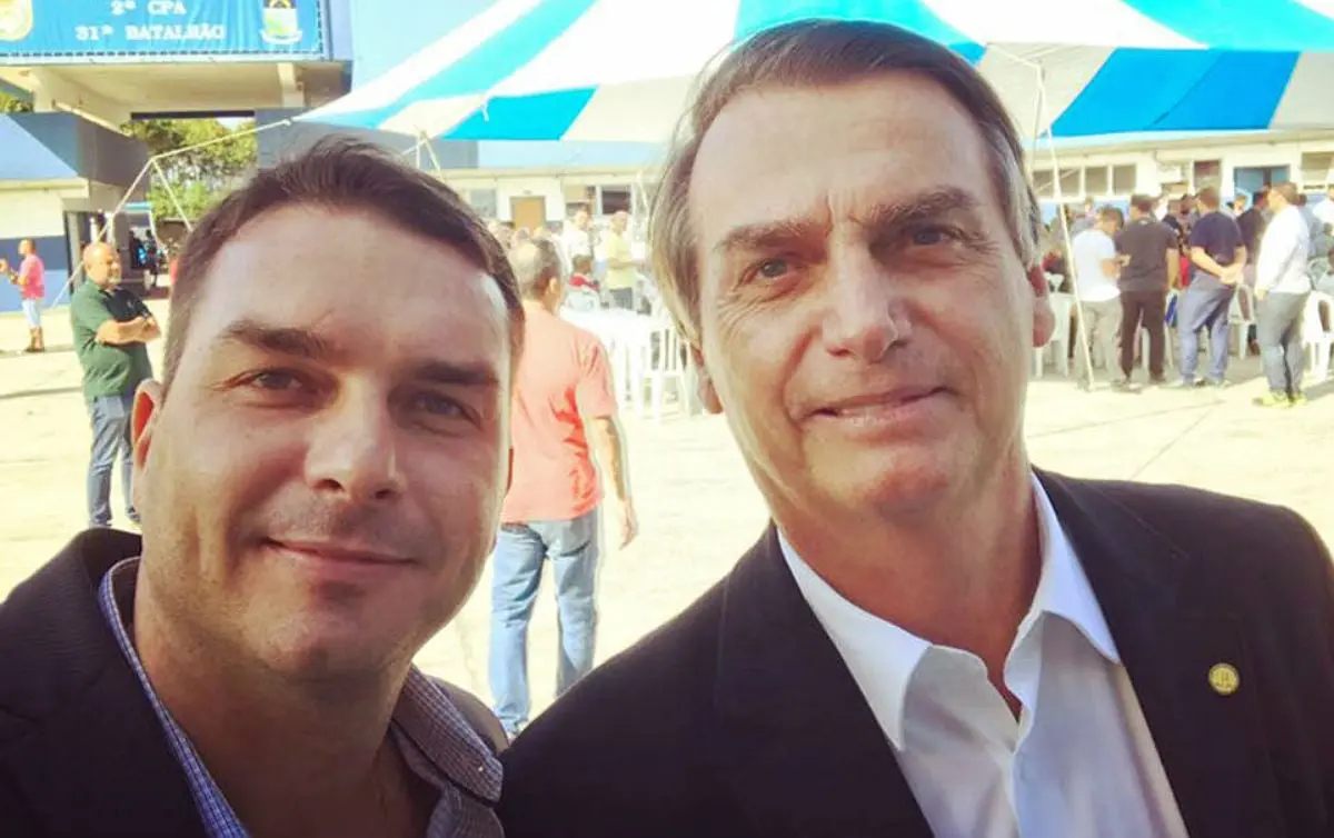 Flávio, o senador, e Jair Bolsonaro, o ex-presidente. - Foto: Divulgação
