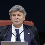 Intervenção de Fux gera atrito com Moraes e Dino no julgamento de Jair Bolsonaro no STF e expõe fissuras internas.