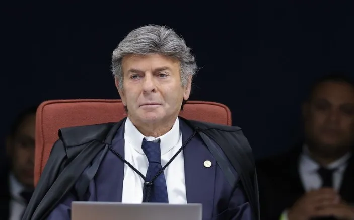 Intervenção de Fux gera atrito com Moraes e Dino no julgamento de Jair Bolsonaro no STF e expõe fissuras internas.