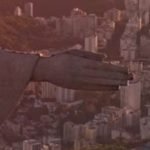 Homem invadiu o Cristo Redentor e realizou salto de paraquedas do braço direito do monumento. Polícia trata o caso como crime contra o patrimônio cultural.