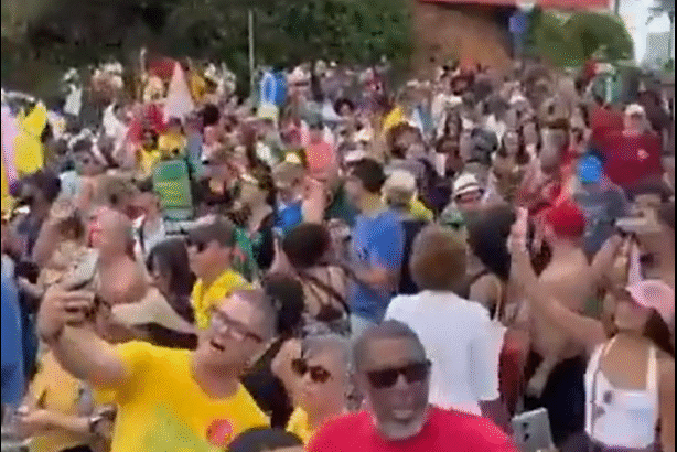 Em Salvador, milhares protestaram neste domingo (21) contra a PEC da Blindagem e a anistia a Bolsonaro, cobrando dignidade política e justiça contra golpistas.