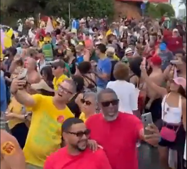 Em Salvador, milhares protestaram neste domingo (21) contra a PEC da Blindagem e a anistia a Bolsonaro, cobrando dignidade política e justiça contra golpistas.