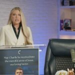 Erika Kirk promete manter vivo o legado extremista de Charlie Kirk, morto em campus, e transformar movimento em “grito de guerra”