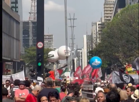 Milhares se concentraram em frente ao MASP, em São Paulo, para protestar contra a PEC da Blindagem e o PL da Anistia, em defesa da democracia e da justiça.