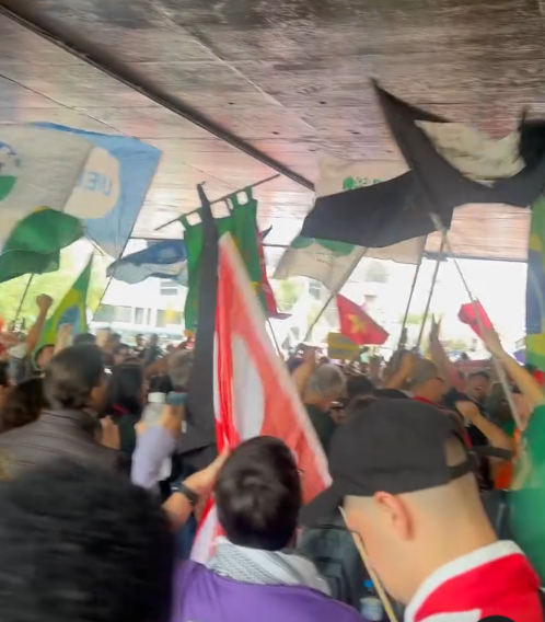 Milhares protestaram em Porto Alegre contra a PEC da Blindagem e o PL da Anistia, reforçando o movimento nacional contra a impunidade política e em defesa da democracia.