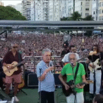 Chico Buarque e Gilberto Gil cantam “Cálice” em protesto no Rio, reforçando a resistência contra a PEC da Blindagem e o PL da Anistia e lembrando a luta histórica contra a censura.
