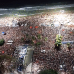 Manifestação em Copacabana reuniu milhares que cantaram “Vou Festejar” contra a PEC da Blindagem e o Projeto de Anistia, em noite marcada por emoção e resistência popular.